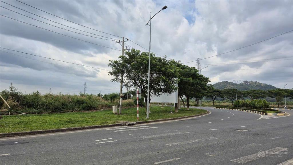 Bán lô góc 3 mt đất kcn châu đức xã ngãi thành hcm diện tích hơn 10ha giá chỉ 264 tỷ  0933 725 ***