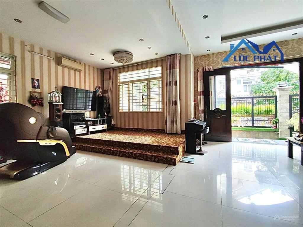 Biệt thự him lam đẳng cấp giữa trung tâm hcm 1 hầm 3 lầu + áp mái dt sàn 435m2 giá chỉ 75 tỷ