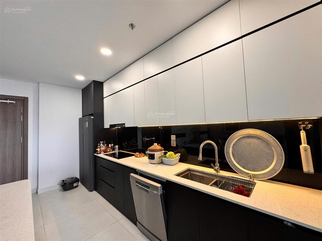 Chính chủ cần bán căn 2pn  90m2 tầng trung đẹp  đã có sổ đỏ  full nội thất