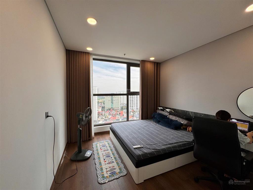 Chính chủ cần bán căn 2pn  90m2 tầng trung đẹp  đã có sổ đỏ  full nội thất