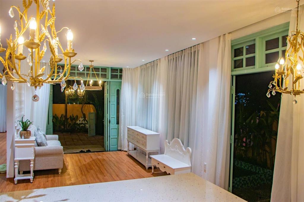 Chính chủ cần bán căn villa 2 mặt tiền, nội thất xịn sò, có hồ bơi ngoài trời cực chill