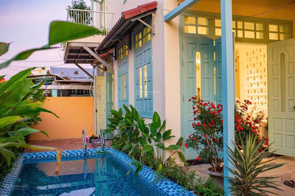 Chính chủ cần bán căn villa 2 mặt tiền, nội thất xịn sò, có hồ bơi ngoài trời cực chill