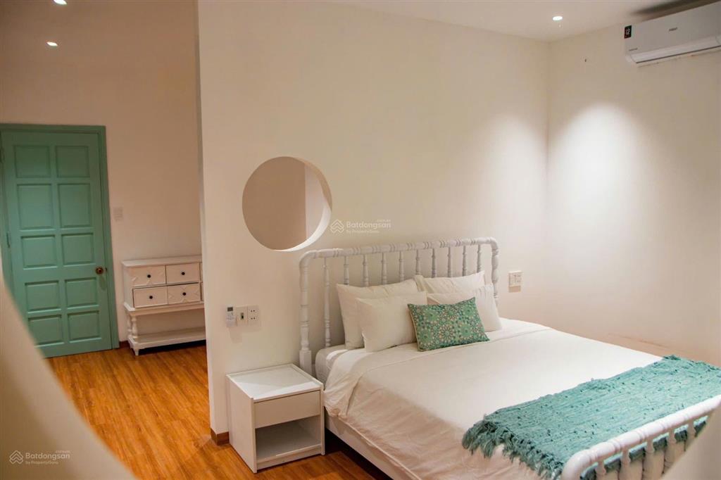 Chính chủ cần bán căn villa 2 mặt tiền, nội thất xịn sò, có hồ bơi ngoài trời cực chill