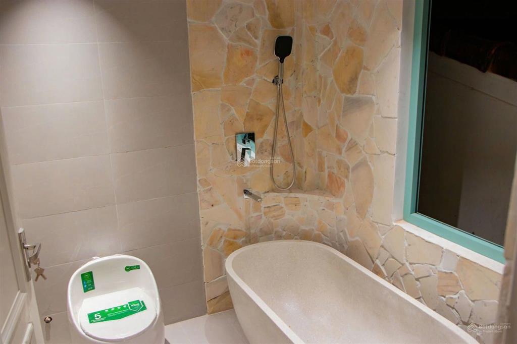 Chính chủ cần bán căn villa 2 mặt tiền, nội thất xịn sò, có hồ bơi ngoài trời cực chill