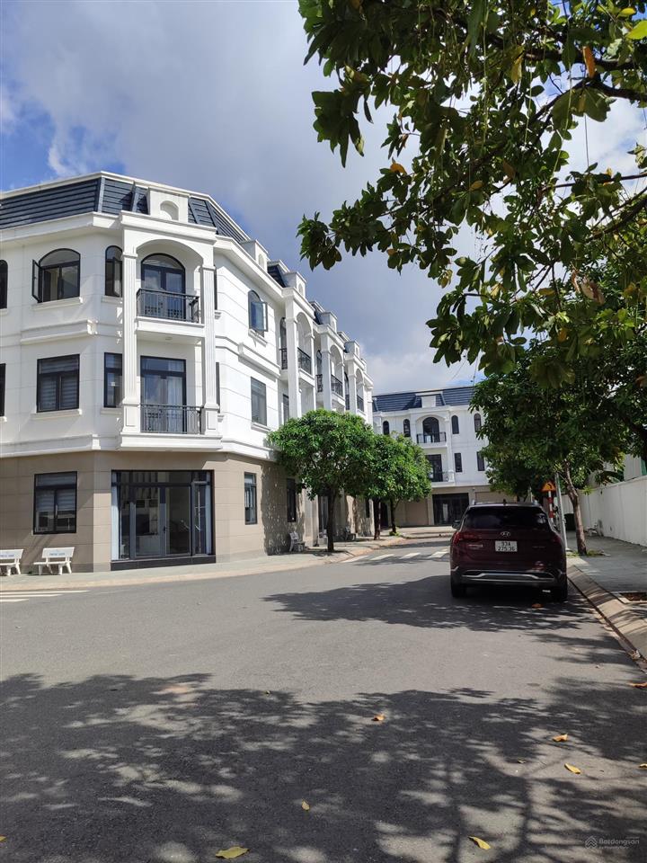 Kẹt ngân hàng bán gấp nhà bình chuẩn, trệt + 2 lầu, dtxd 183m2  giá 3.9 tỷ