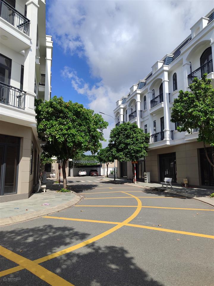 Kẹt ngân hàng bán gấp nhà bình chuẩn, trệt + 2 lầu, dtxd 183m2  giá 3.9 tỷ