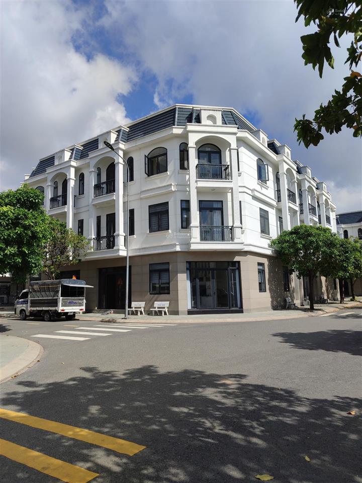 Kẹt ngân hàng bán gấp nhà bình chuẩn, trệt + 2 lầu, dtxd 183m2  giá 3.9 tỷ