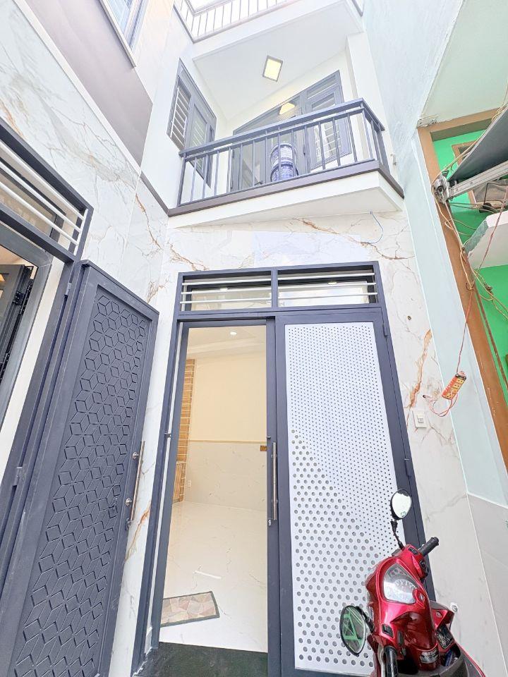 Bán gấp nhà mới Lạc Long Quân, Tân Bình ô tô tới cửa, tặng nội thất, khu dân trí, 5.X tỷ.  