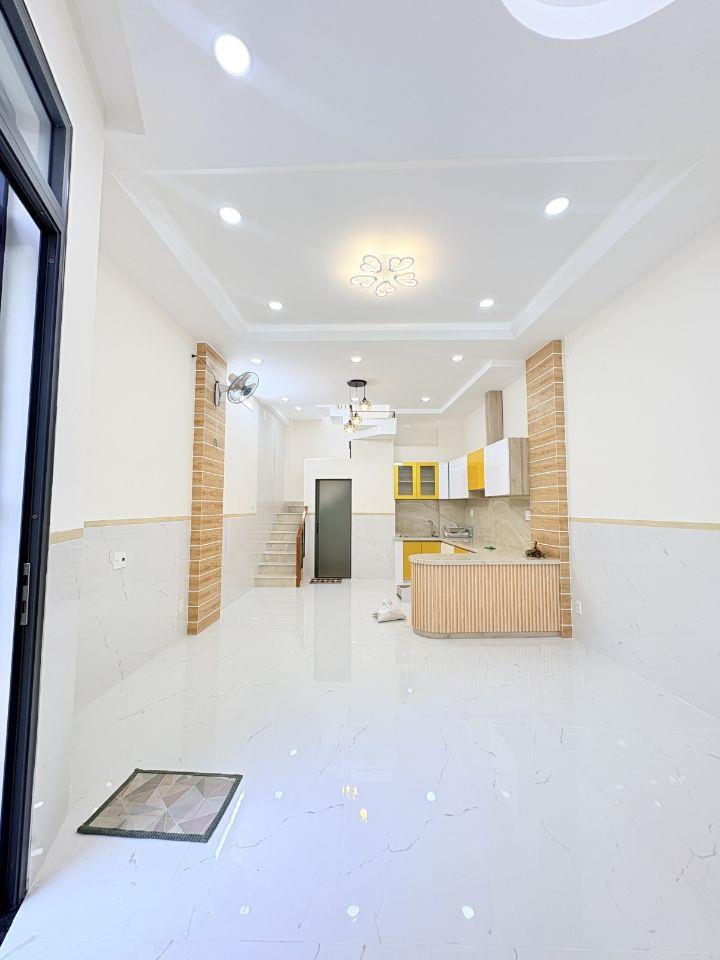 Bán gấp nhà mới Lạc Long Quân, Tân Bình ô tô tới cửa, tặng nội thất, khu dân trí, 5.X tỷ.  