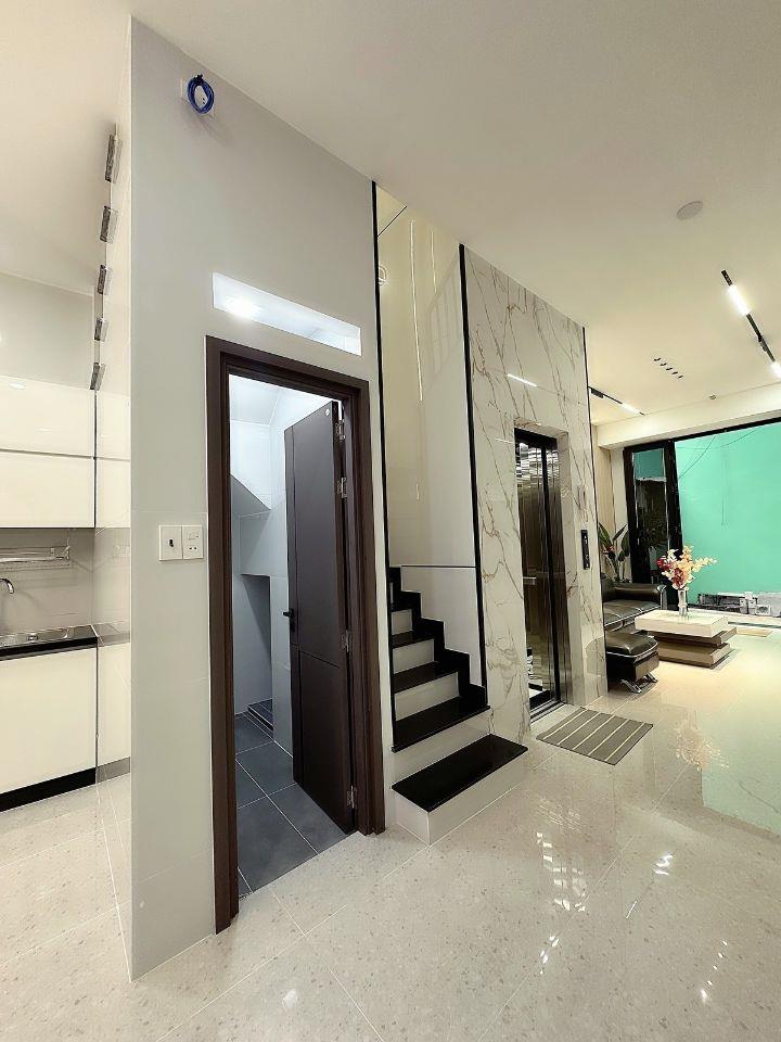 Bán gấp nhà Âu Cơ, 4 tầng có thang máy, full nội thất, ô tô đỗ cửa, sầm uất nhỉnh 8 tỷ.  