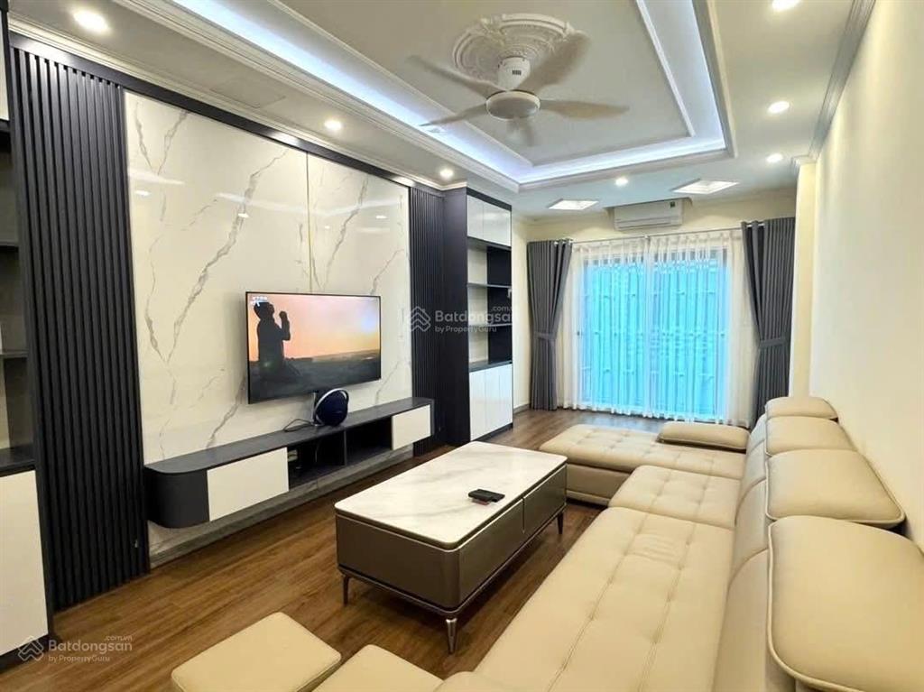 Cho thuê nhà cầu diễn 50m2x5t, mới tinh, full thang máy, điều hoà, ô tô đỗ cửa 16tr