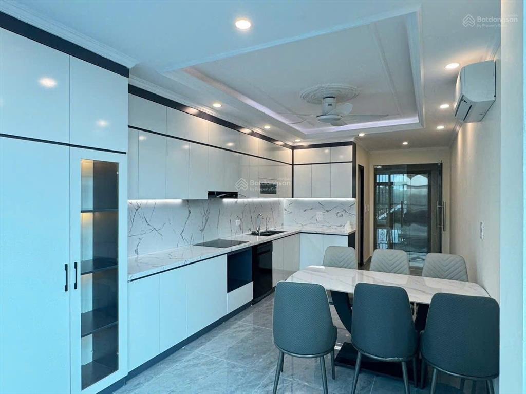 Cho thuê nhà cầu diễn 50m2x5t, mới tinh, full thang máy, điều hoà, ô tô đỗ cửa 16tr