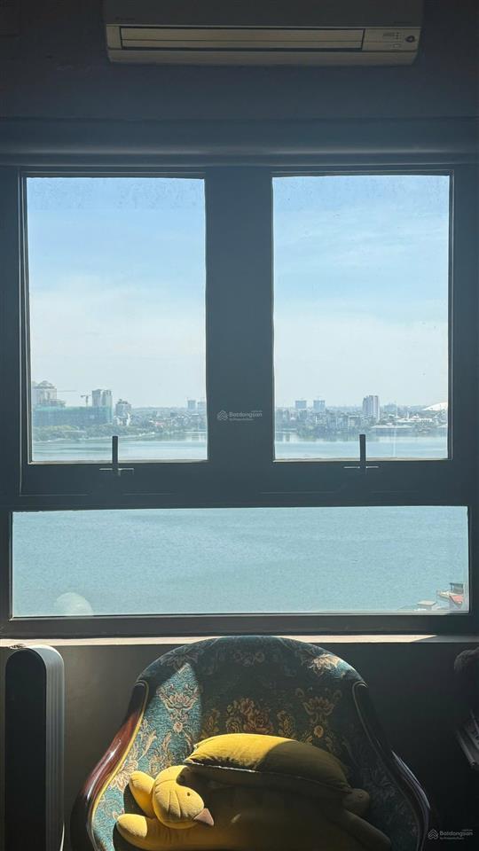 Chính chủ bán căn hộ cao cấp 249a thụy khuê, 145m2, view trọn hồ tây, 30m ra cổng metro số 5