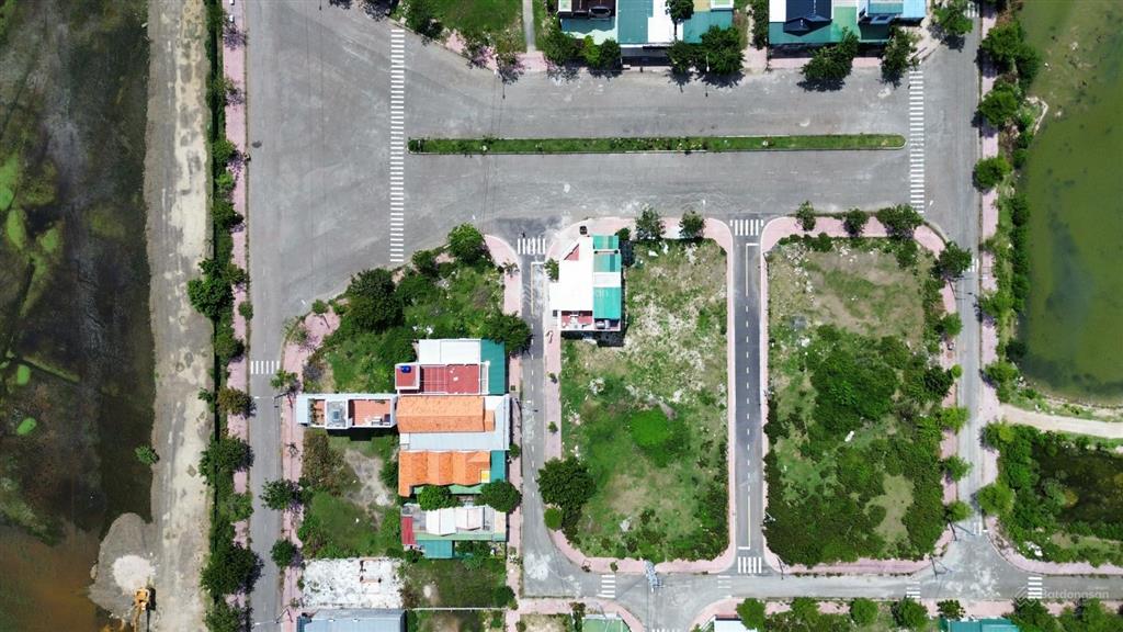 Bán nhà 212m2 cách biển dốc lết 500m sát bên khu tttm dịch vụ biển của tập đoàn hoàn cầu vị trí đẹp