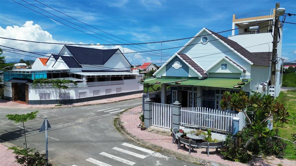 Bán nhà 212m2 cách biển dốc lết 500m sát bên khu tttm dịch vụ biển của tập đoàn hoàn cầu vị trí đẹp