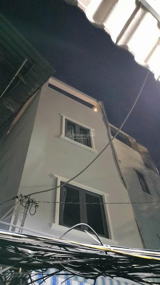 Cho thuê nhà mới 3 mặt tiền hẻm 1 trệt + 2 lầu + sân thượng, dtsd 105m2, quận 1