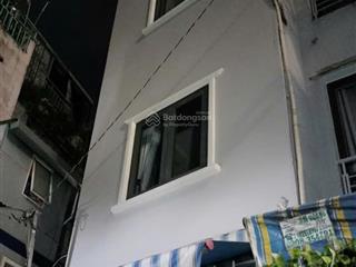 Cho thuê nhà mới 3 mặt tiền hẻm 1 trệt + 2 lầu + sân thượng, dt 105m2, quận 1