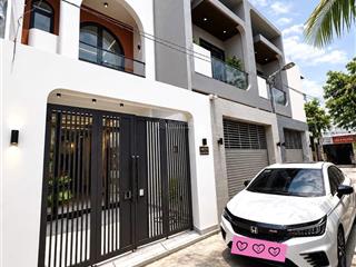 Nhà mới thiết kế hiện đại giá tốt, đường xe hơi
