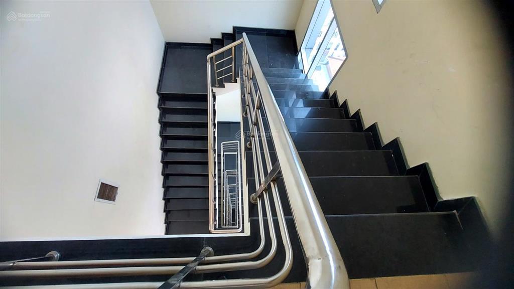Cho thuê vp 600m2 lầu 6 tại 12/1 nguyễn thị minh khai, p sài gòn. dt 20x30m. giá 550k/m2/th