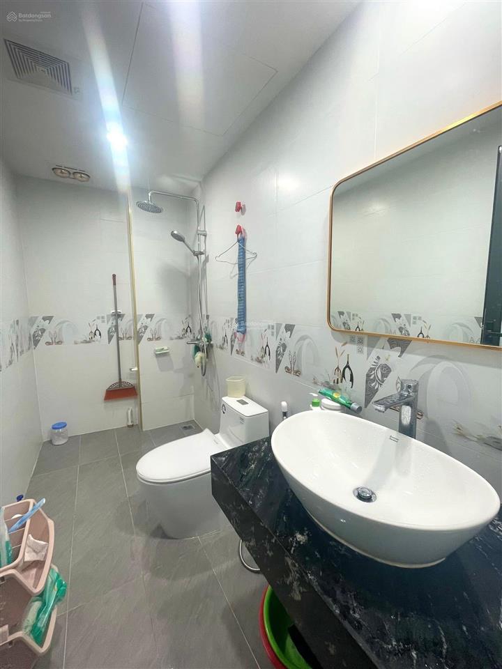 Nhà mình cần bán. nhà mình tự xây nhà móng cột bê tông 6 tầng có ô chờ thang máy
