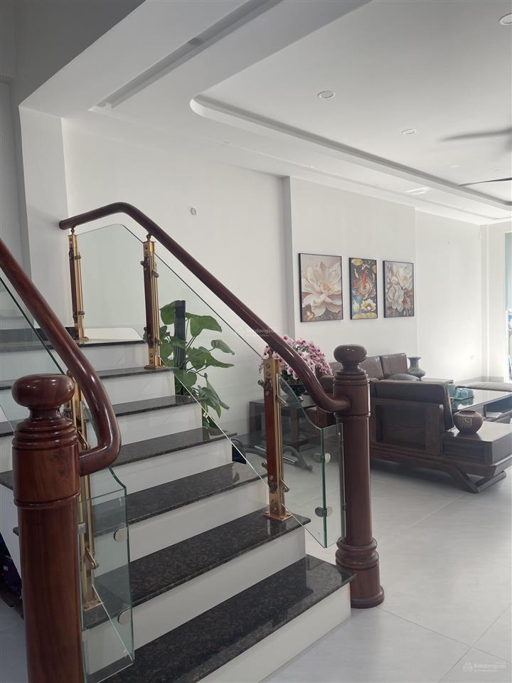Nhà mình cần bán. nhà mình tự xây nhà móng cột bê tông 6 tầng có ô chờ thang máy