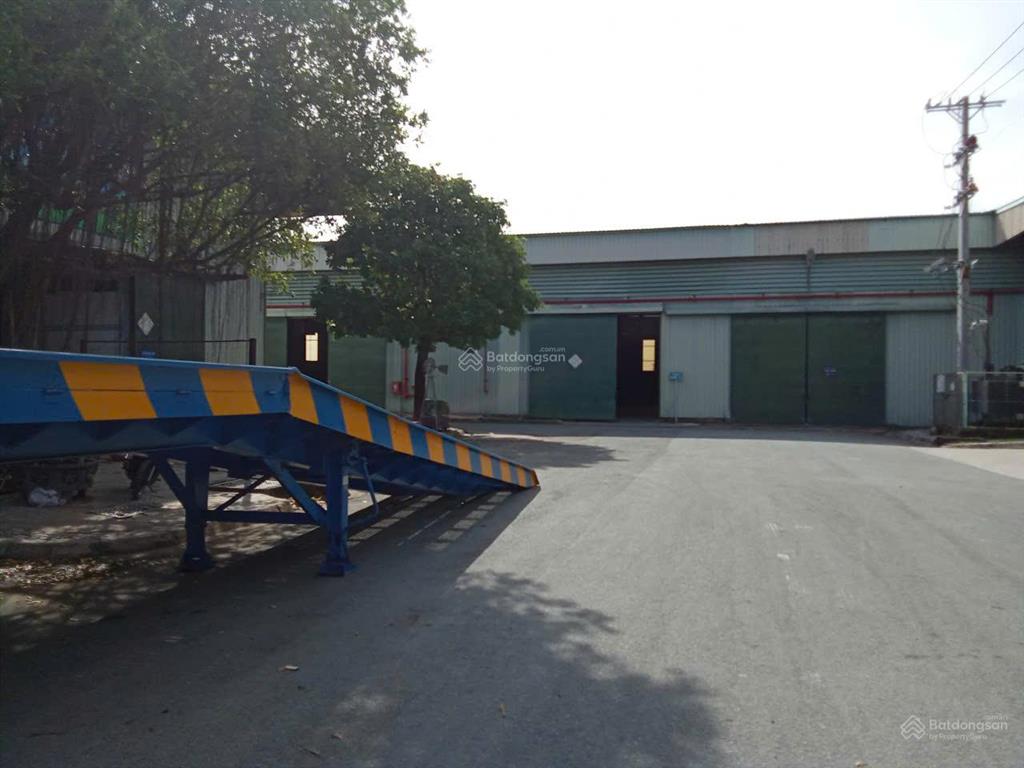 Cho thuê kho, nhà xưởng 2600m2 giá 70 nghìn / m2 tại nguyễn văn tuôi, thị trấn bến lức, long an