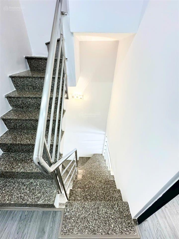 Nhà đẹp hẻm xe hơi vào ở ngay.