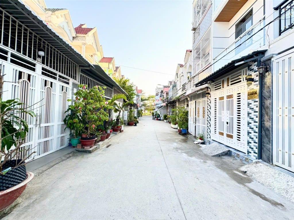 Nhà đẹp hẻm xe hơi vào ở ngay.