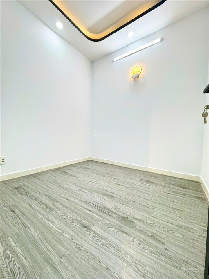 Nhà đẹp hẻm xe hơi vào ở ngay.