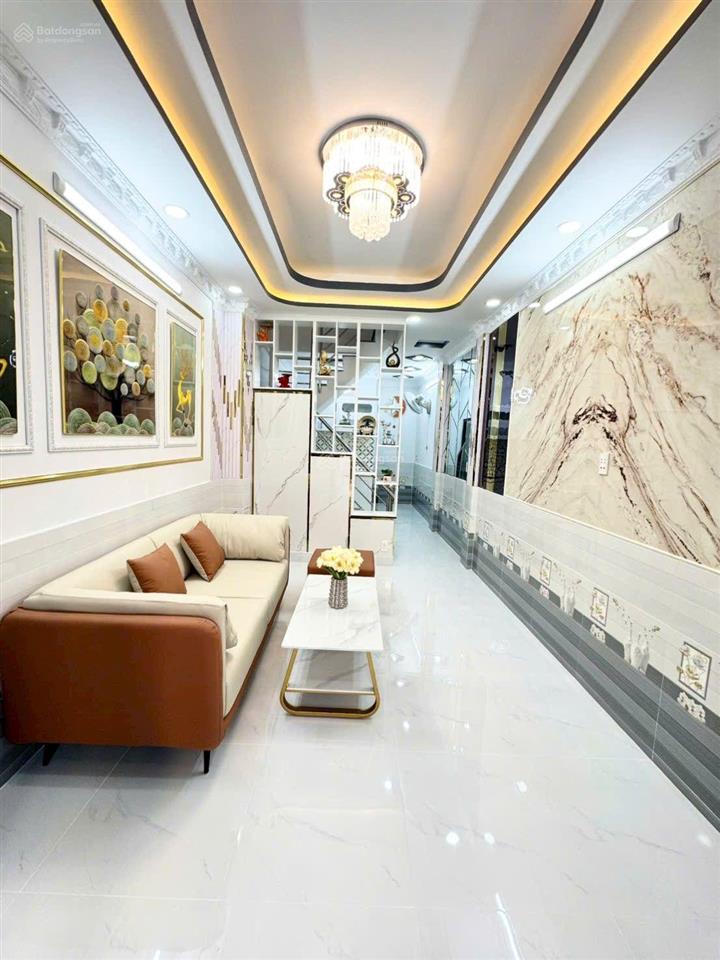 Nhà đẹp hẻm xe hơi vào ở ngay.