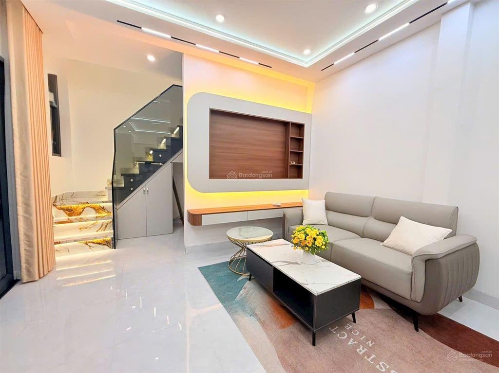 Bán nhà sổ hồng riêng hẻm đẹp . 2 mặt tiền thoáng mát .