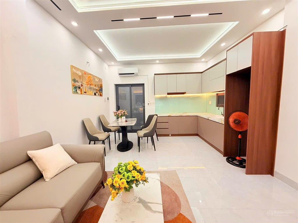 Bán nhà sổ hồng riêng hẻm đẹp . 2 mặt tiền thoáng mát .