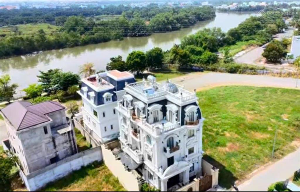Siêu phẩm biệt thự đơn lập dt 337.5 m2 đối diện công viên kdc đại phúc green villas. giá 42 tỷ