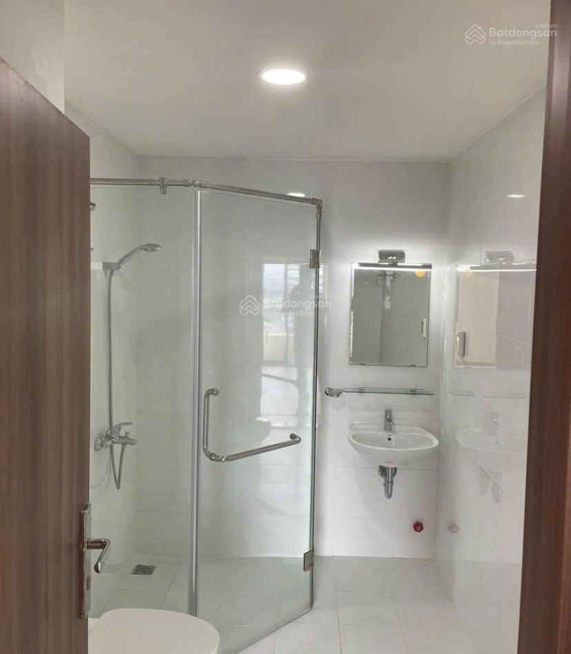 Căn hộ 3pn 2 toilet 13,5 triệu, đến quận 1 5 phút. có máy lạnh, rèm cửa