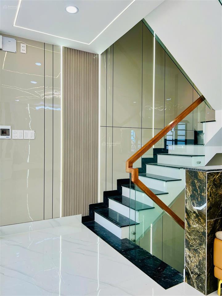 Giá tốt  bán nhà bình tân đường hương lộ 2 khu phân lô gần tên lửa 57m2 x 5 tầng 6,6 tỷ