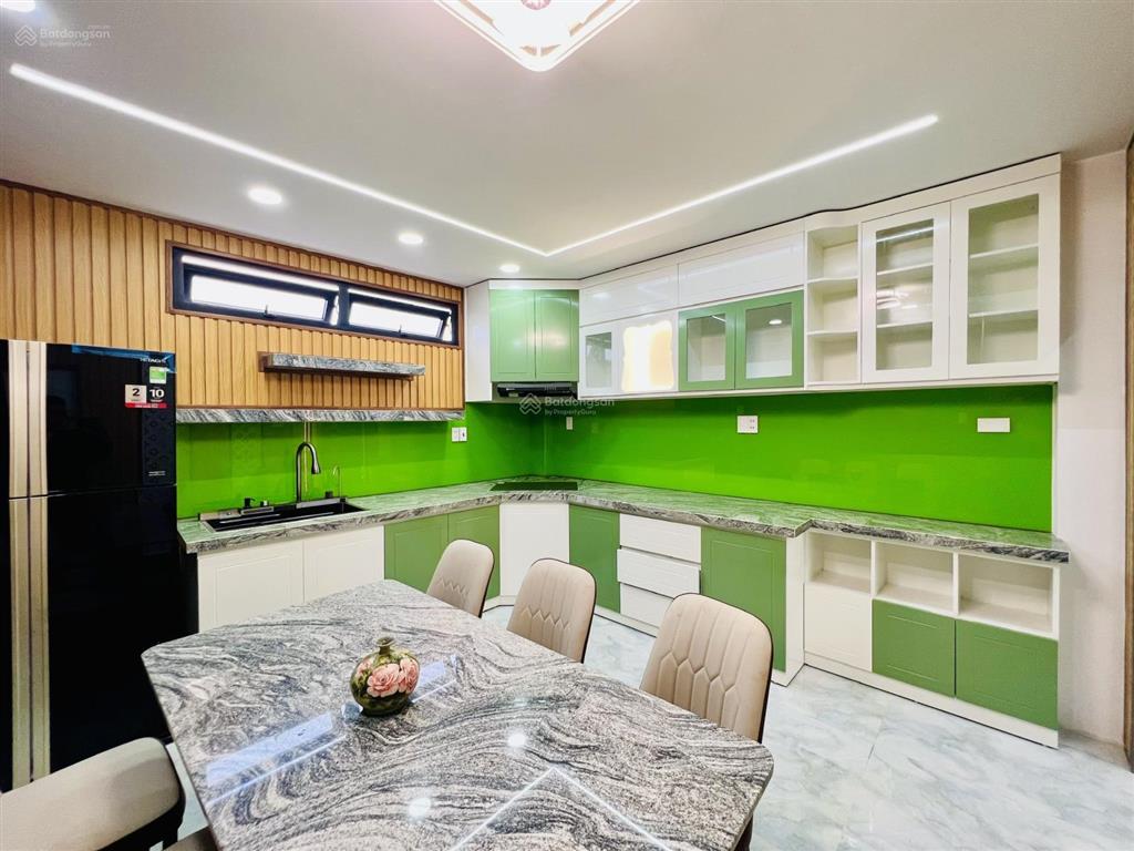 Giá tốt nhà 5 tầng thang máy 77m2, chỉ 7,6 tỷ đường hương lộ 2, shr, gần tên lửa
