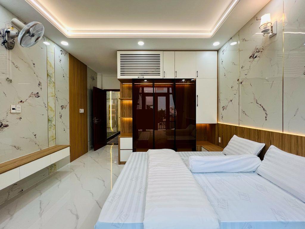 Siêu Phẩm Nhà Cao Cấp Lê Văn Quới Gần Bốn Xã 4x15m Thang Máy 5 Tầng 5PN 10,8 Tỷ SHR