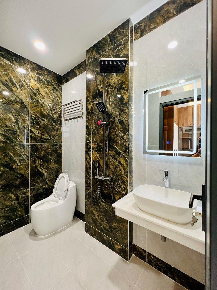 Hạ 500 Triệu Nhà Góc 2 Mặt Tiền Hương Lộ 2 Gần Tên Lửa 5,8x12m 5 Tầng 5PN 7,4 Tỷ SHR