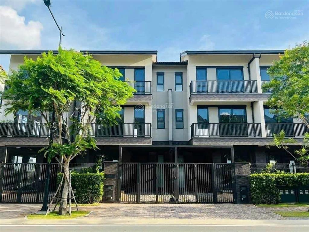 Cần bán gấp nhà phố vườn 1 trệt 2 lầu giá 5 tỷ khu đô thị waterpoint  trục thông 16m