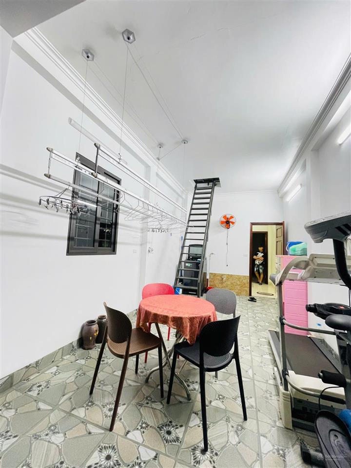 Cho thuê nhà phân lô ô tô đỗ cửa phố chu huy mân, dt 40m2 x 4.5 tầng, mt 3,4m, giá 13 triệu/tháng