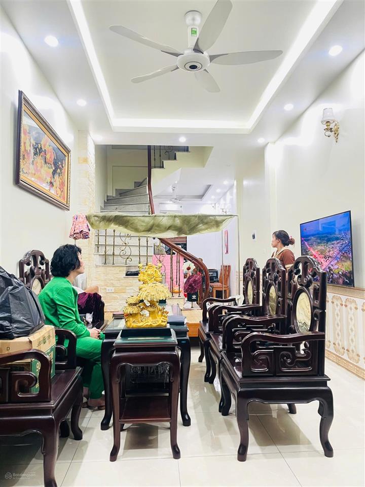 Cho thuê nhà phân lô ô tô đỗ cửa phố chu huy mân, dt 40m2 x 4.5 tầng, mt 3,4m, giá 13 triệu/tháng