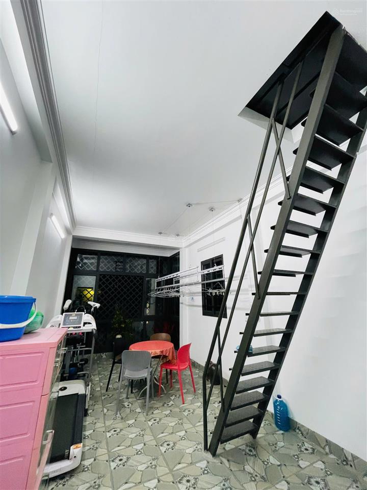 Cho thuê nhà phân lô ô tô đỗ cửa phố chu huy mân, dt 40m2 x 4.5 tầng, mt 3,4m, giá 13 triệu/tháng