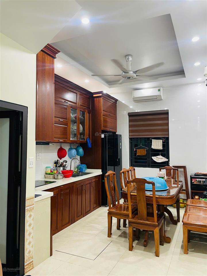 Cho thuê nhà phân lô ô tô đỗ cửa phố chu huy mân, dt 40m2 x 4.5 tầng, mt 3,4m, giá 13 triệu/tháng