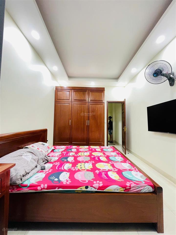 Cho thuê nhà phân lô ô tô đỗ cửa phố chu huy mân, dt 40m2 x 4.5 tầng, mt 3,4m, giá 13 triệu/tháng