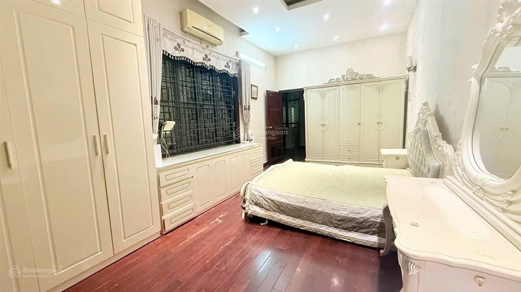 Cho thuê nhà ô tô đỗ cửa phố võ thị sáu, dt 52m x 3.5 tầng, mt 4m, giá 19 triệu