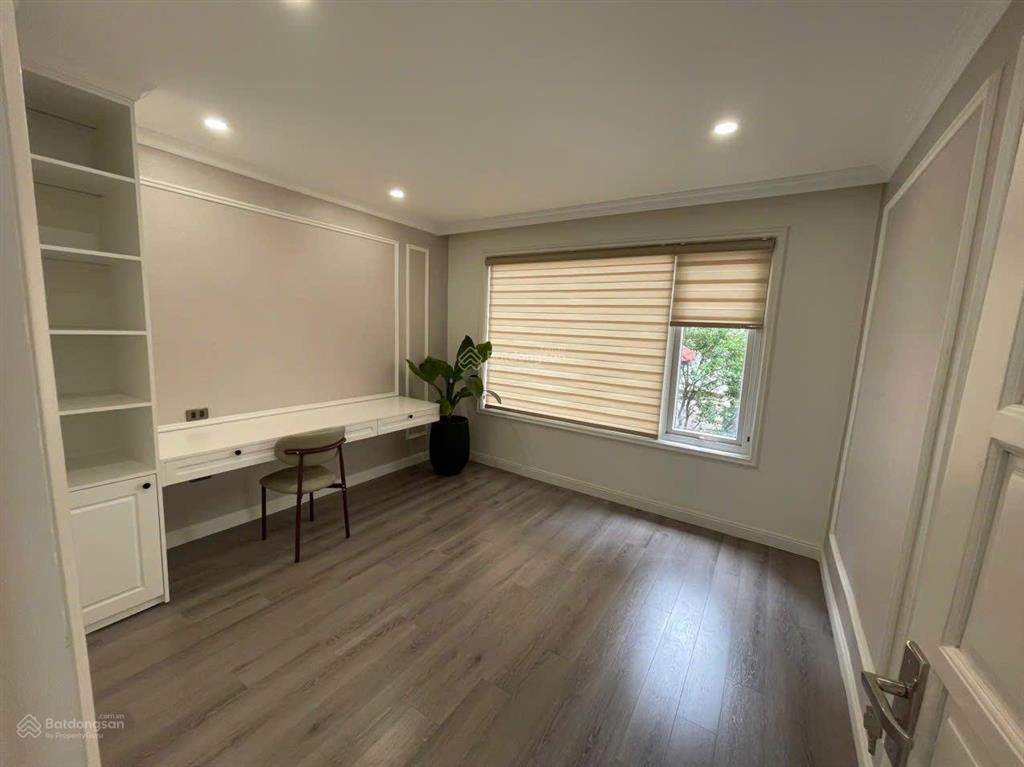 Cho thuê nhà mp tô ngọc vân, dt 100m2 x 4 tầng, mt 4m, thông sàn giá 79 triệu/th