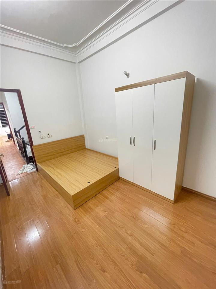 Cho thuê nhà riêng phố sài đồng, ô tô đỗ cửa, dt 40m2 x 4.5 tầng, mt 3.5m, 6 ngủ, giá 12,5 triệu/th
