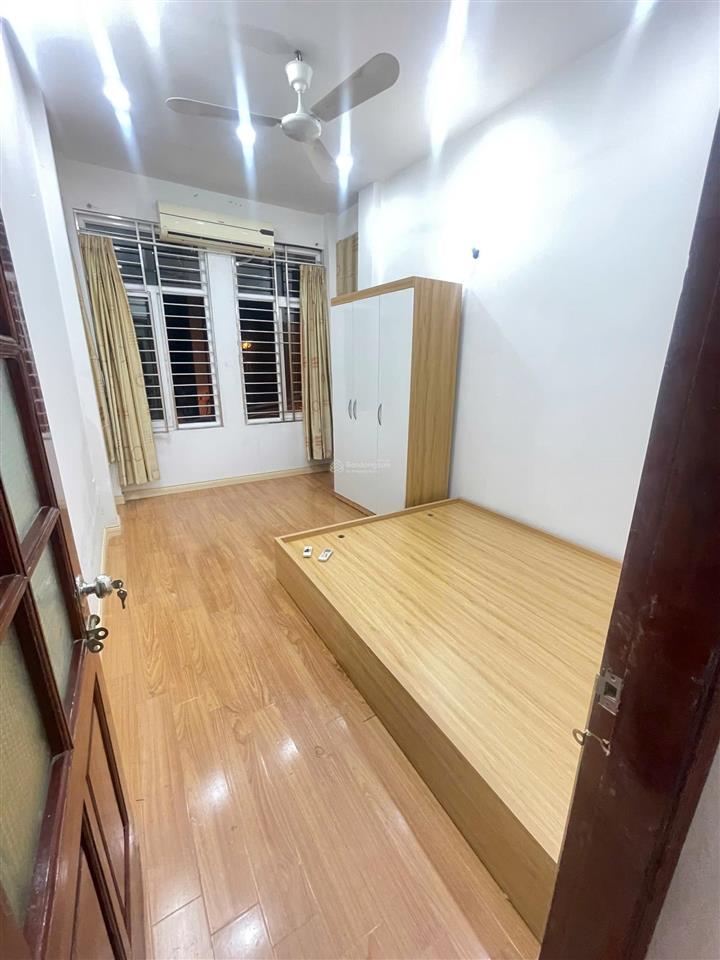 Cho thuê nhà riêng phố sài đồng, ô tô đỗ cửa, dt 40m2 x 4.5 tầng, mt 3.5m, 6 ngủ, giá 12,5 triệu/th