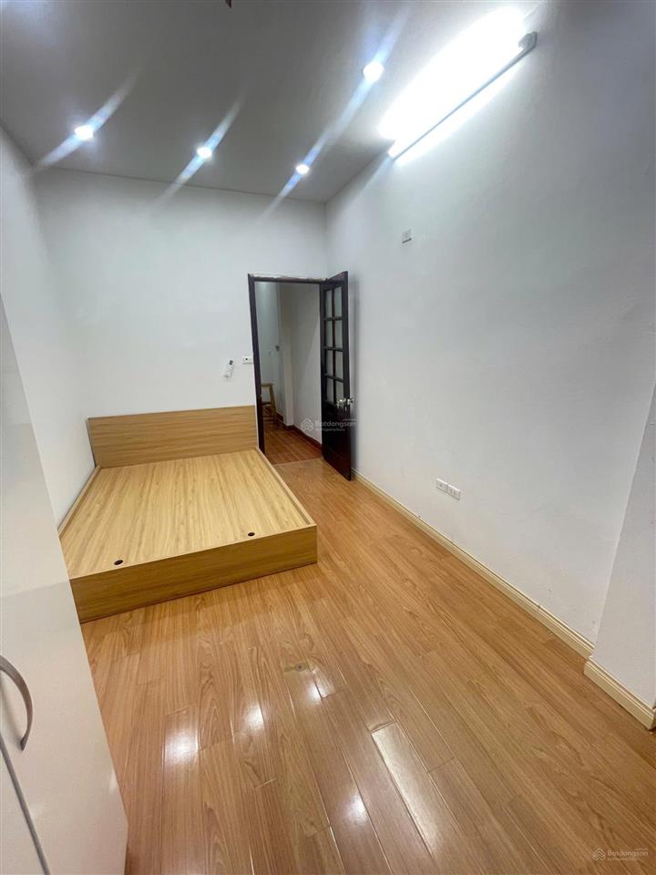 Cho thuê nhà riêng phố sài đồng, ô tô đỗ cửa, dt 40m2 x 4.5 tầng, mt 3.5m, 6 ngủ, giá 12,5 triệu/th