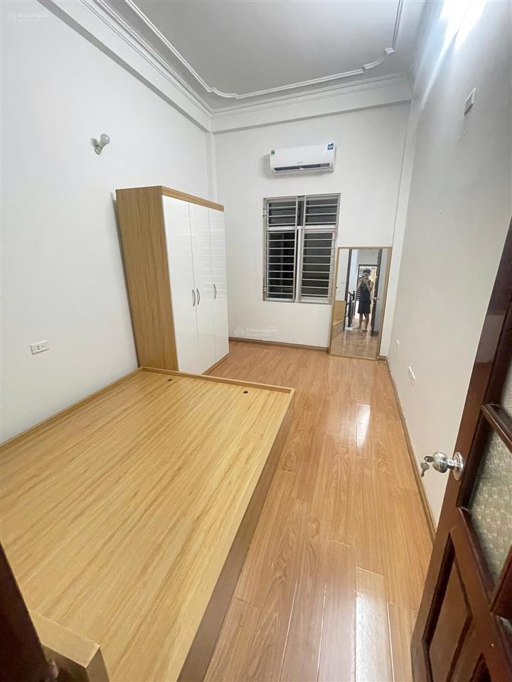 Cho thuê nhà riêng phố sài đồng, ô tô đỗ cửa, dt 40m2 x 4.5 tầng, mt 3.5m, 6 ngủ, giá 12,5 triệu/th